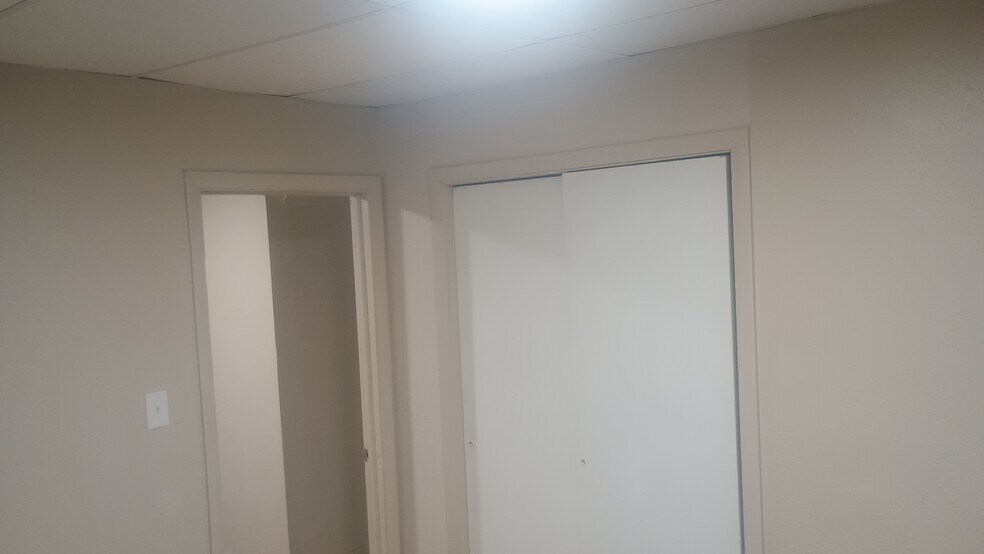 Building Photo - 1118 E Hines Ave