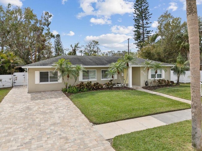 Building Photo - 605 Gardenia St