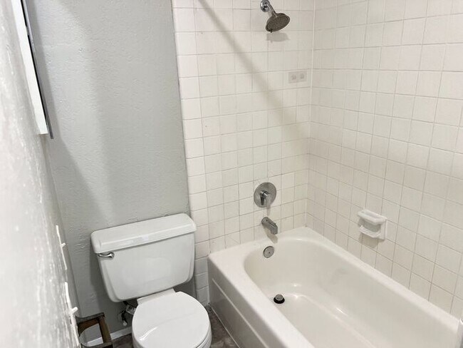 Building Photo - Charming 1-Bedroom Condo with Partial Bay Views & Summer Fireworks!