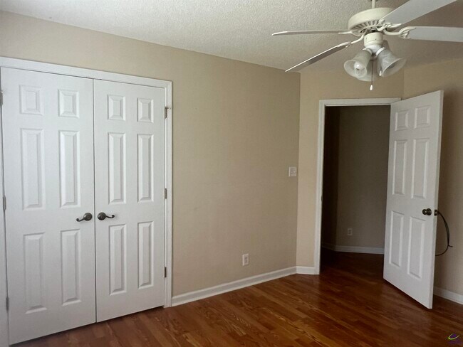 Building Photo - 136 Joycliff Cir