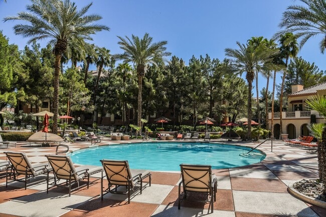 Building Photo - Fully furnished (Short Term Available) / Guard Gated / Walking Distance to LV Strip