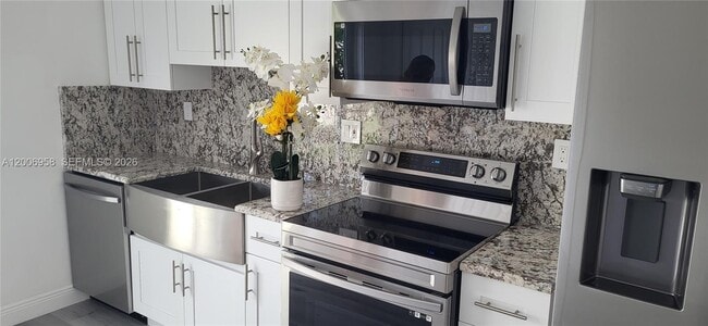 Building Photo - 3421 NE 5th Ave