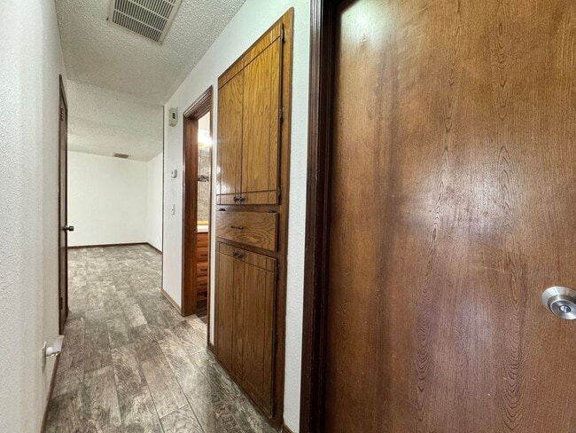 Building Photo - 3 Bedroom, 2 bath, 2 car garage home avail...