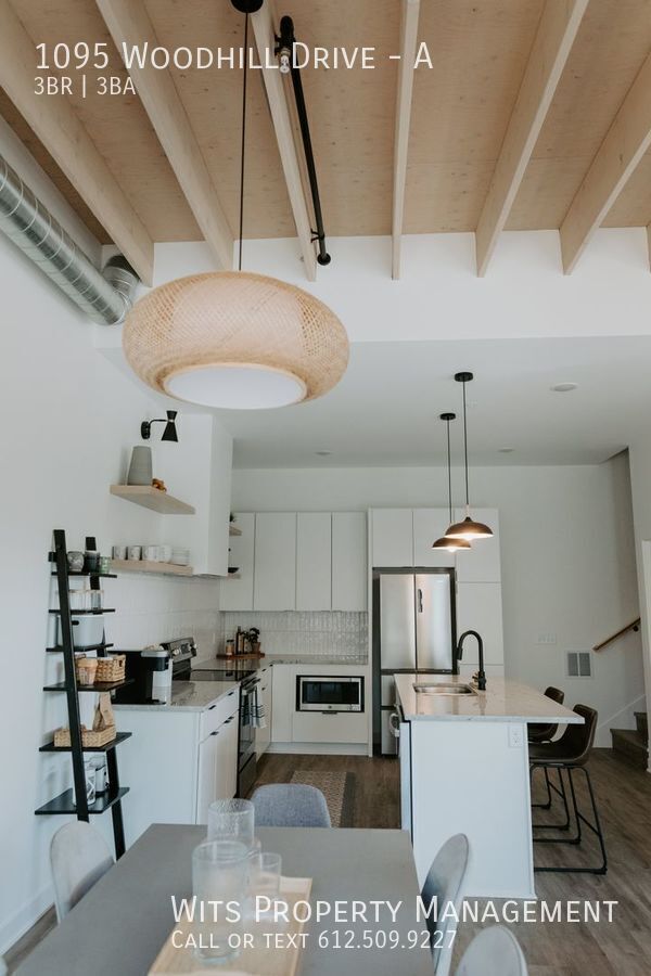 Building Photo - 1095 Woodhill Dr