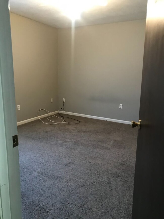 Building Photo - 455-457 Maple Grove Way