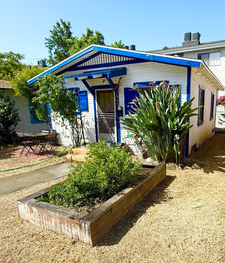 Building Photo - 608 E Angeleno Ave