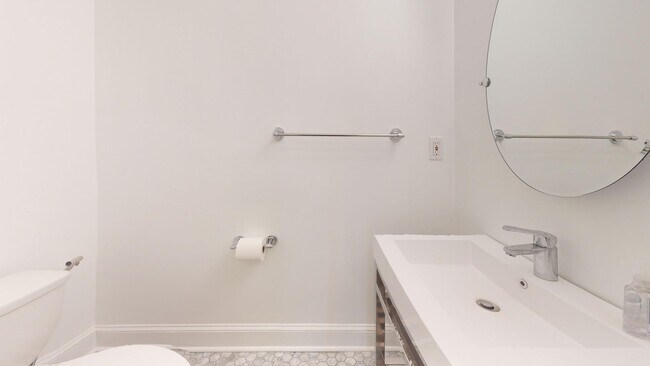 Building Photo - Spacious Three Bedroom Home W/Backyard, Ba...