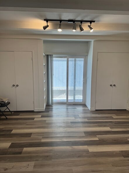 Living room with two closets - 140 Hueneme Ave