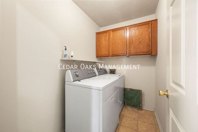 Building Photo - 5908 Sara St