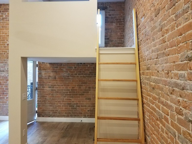 Loft #3 Entrance - 114 E University St