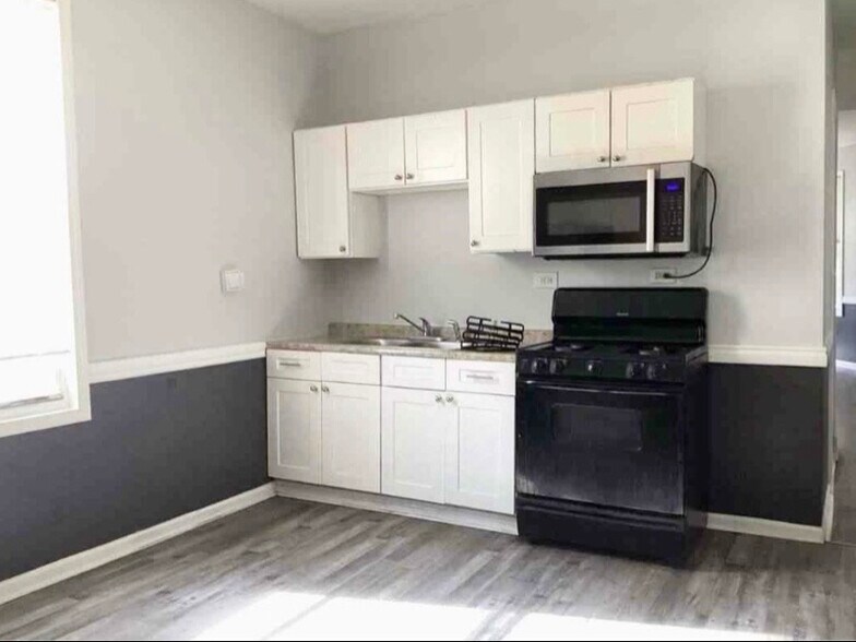 Building Photo - 8423 S Muskegon Ave