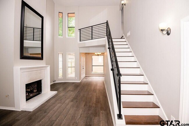 Building Photo - 5811 Hollytree Dr