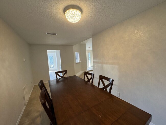 Building Photo - Spacious 3/2 Home with Screened Patio and Large Yard *Lawn Care Included!*