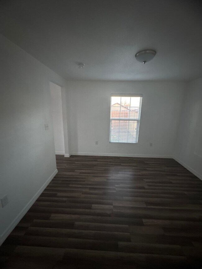 Building Photo - 213 S Ave E
