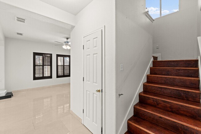 Building Photo - 2106 Mallorca Dr