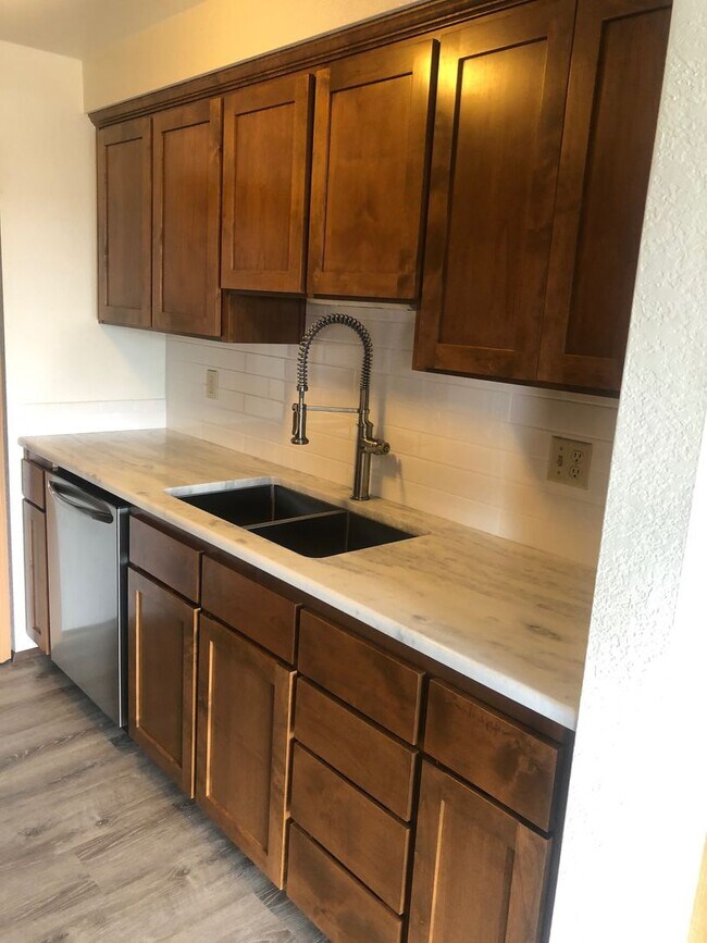 Building Photo - 2 Bed/1 Bath, 1000 SqFt, Utilities Pd, Fir...