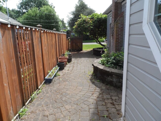 Building Photo - 3 Bedroom 2 Bath Home Newberg OR