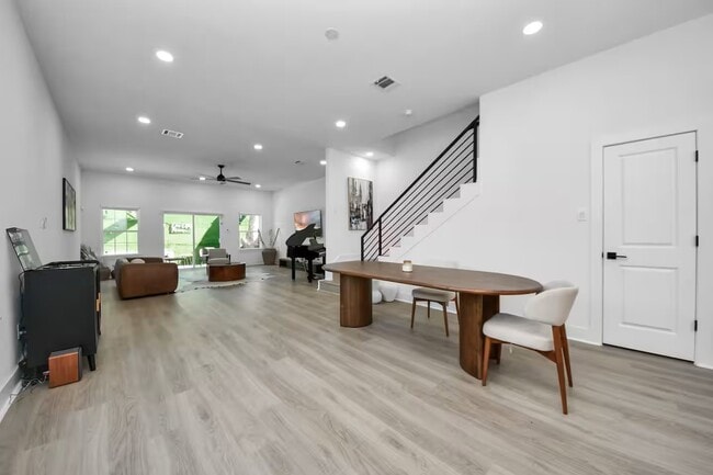 Building Photo - 6747 Peerless St