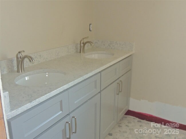 Building Photo - 126 W Court St