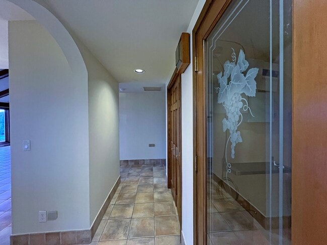 Building Photo - Gated Sound view home Des Moines area, 4 bed plus den 2.5 bath 3900 s/f, Available NOW!!!