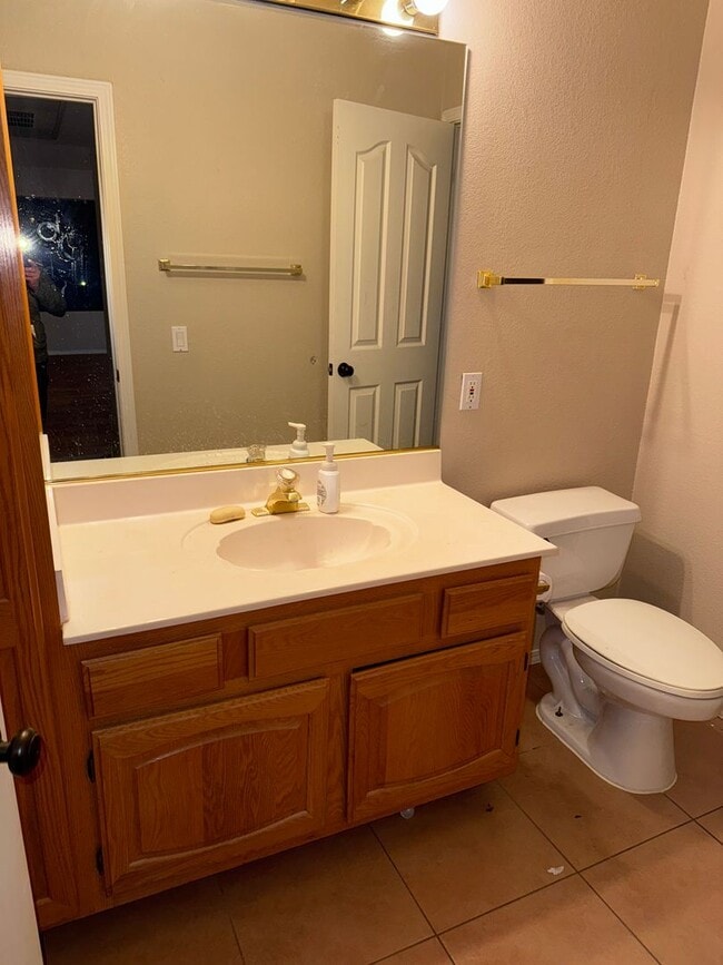 Building Photo - upper level with balcony - Boulder City
