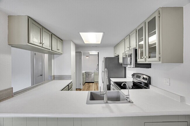 Building Photo - $2,145.95 with $300 Off the first month's rent, 2 Beds - 1 Bath, Townhouse in Greenwood Village w...