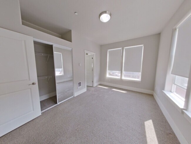 Building Photo - Greek Street Townhomes (335)