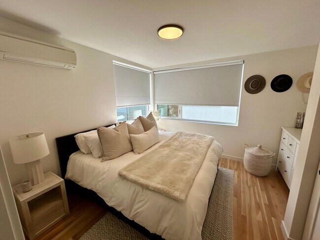 Building Photo - Spacious Ballard Townhome- 2 Bedrooms with Parking