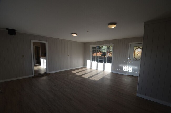 Building Photo - Fairplay home available 11/1/25- large fen...