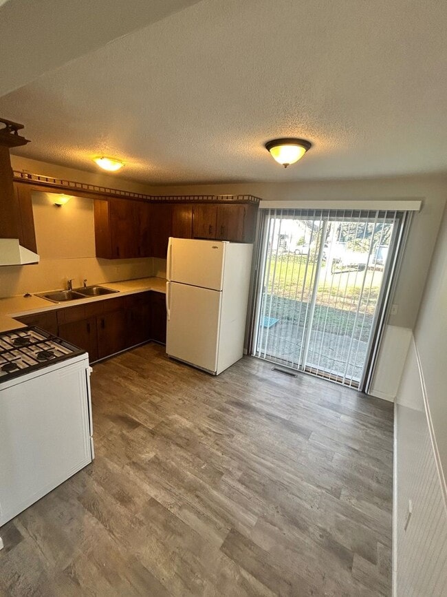 Building Photo - 7615 Walnut Ave