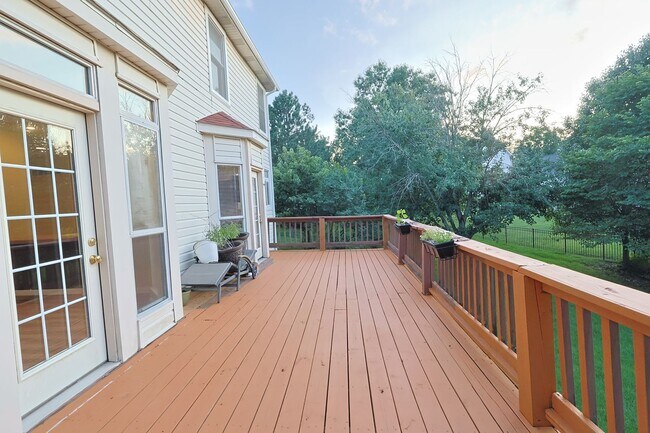 Building Photo - Spacious Parkway South Home with Walk-Out Basement & Large Backyard