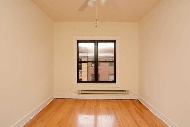 Building Photo - 822 W Waveland Ave