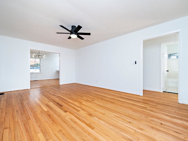 Building Photo - "Charming 3-Bed Home with Gleaming Hardwood Floors on Sheffield Road!"