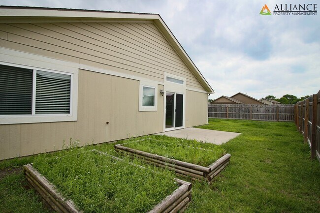 Building Photo - Beautiful Home on Corner Lot!