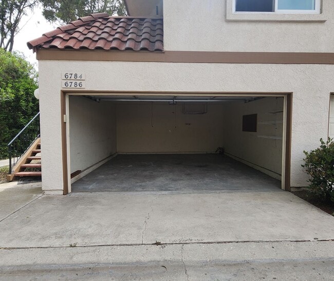 Building Photo - Your perfect Ventura retreat—spacious 3 be...