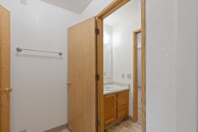 Building Photo - 2 Bedroom Townhouse
