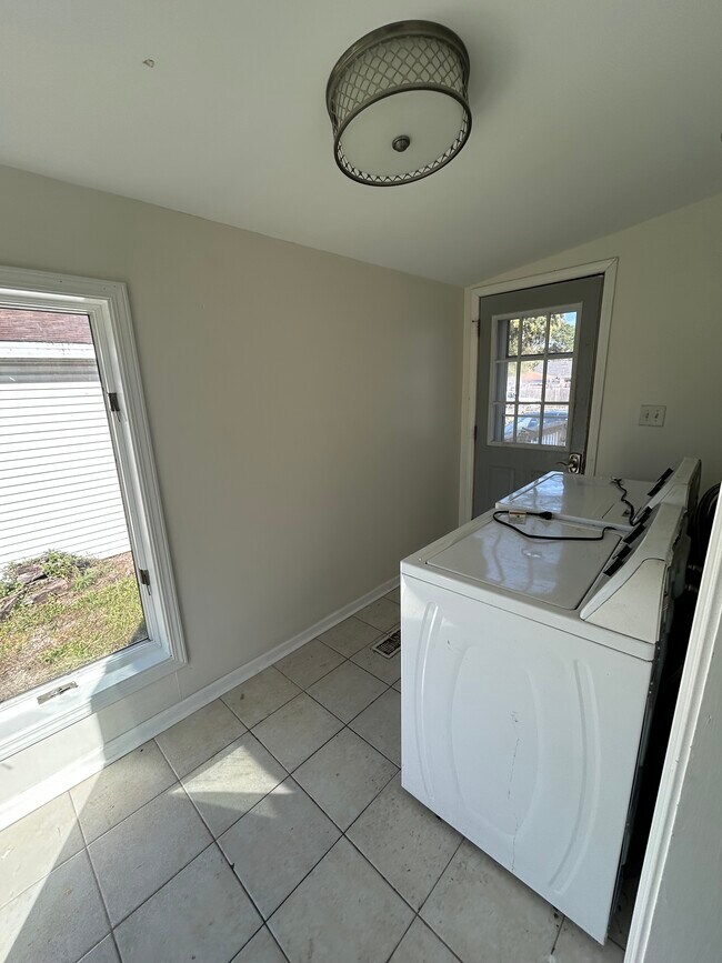 Building Photo - 1925 S State St