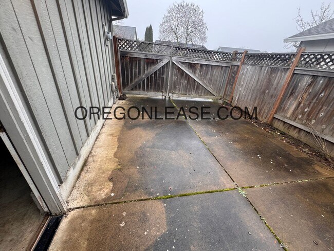 Building Photo - 3 bed 2 bath West Eugene Home