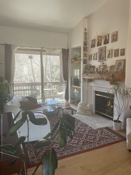 living room - 1600 Pinebrook Blvd