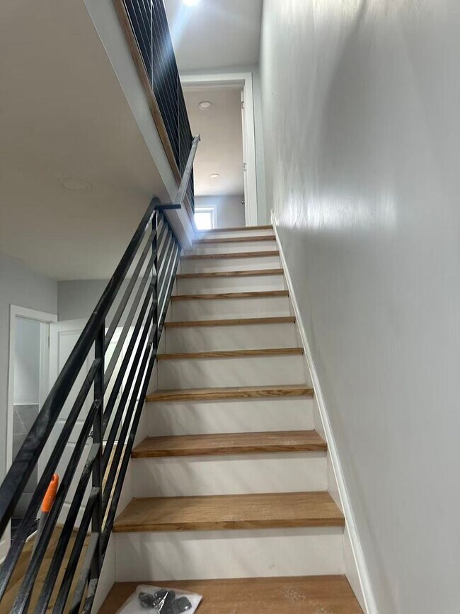 Building Photo - 3B1.5B house in East Passyunk area Available NOW