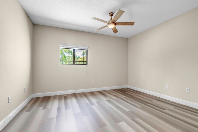 Building Photo - 2802 Sarento Pl