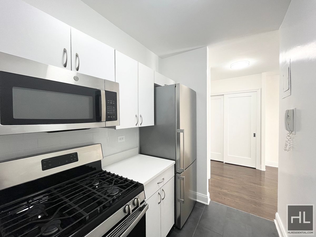 Building Photo - Luxury 5th Avenue Studio