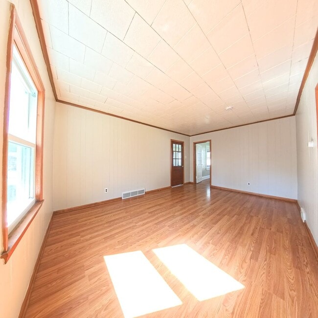 Building Photo - 2 Bedroom 2 Bathroom Home Available