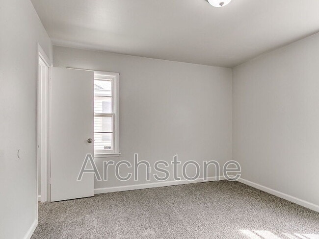 Building Photo - 2312 Mustang St