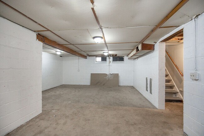 Building Photo - 3 Bedroom/1 bath Single House Maple Hts!!