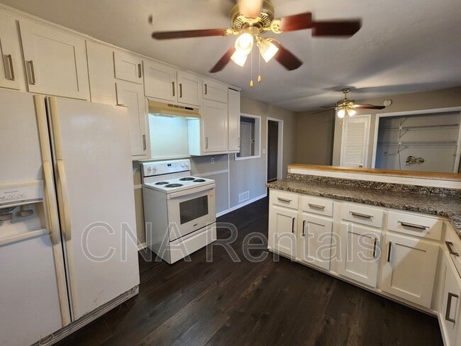 Building Photo - 3146 Vandiver Dr