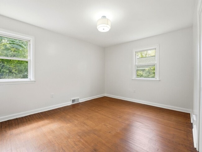 Building Photo - Fully Renovated Rental with Designer Kitchen, Modern Bath & Bonus Spaces – Stratford, NJ