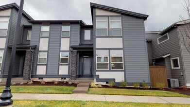 Building Photo - Sonny Estates: Stylish Floor-Plan, Easy Commute To Nike & Intel, Central Air, Small Dog w/ Pet Re...