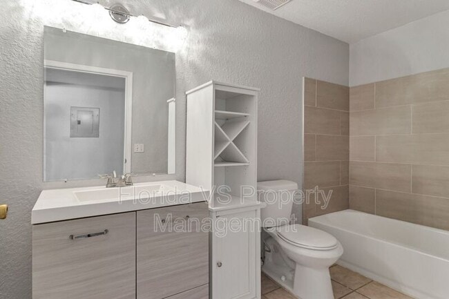 Building Photo - 13929 Fairway Island Dr