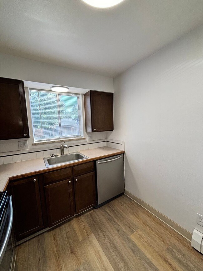 Building Photo - Well-Located Townhome with Easy Denver Access! Available Now!!